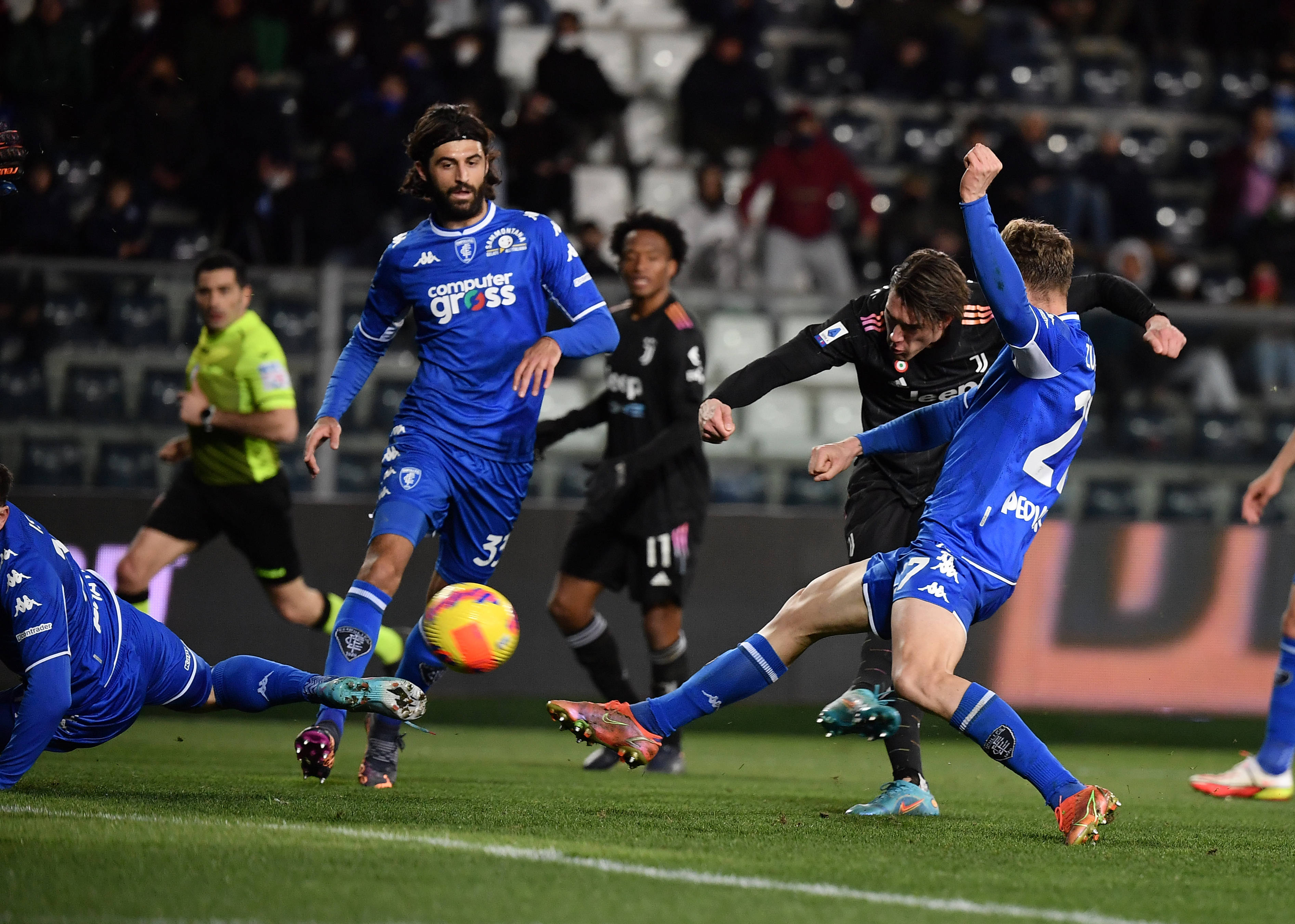 英超决赛震撼开打,巅峰对决引爆全场 英超决赛震撼开打,巅峰对决引爆全场