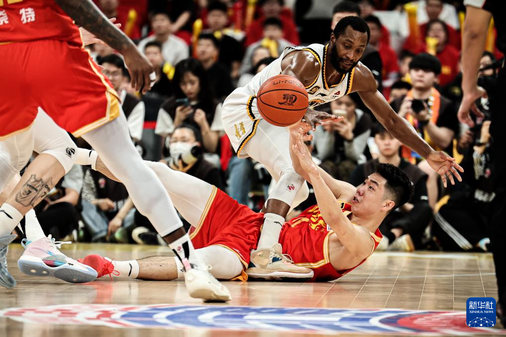 篮球决赛震撼开打，巅峰对决引爆全场的简单介绍