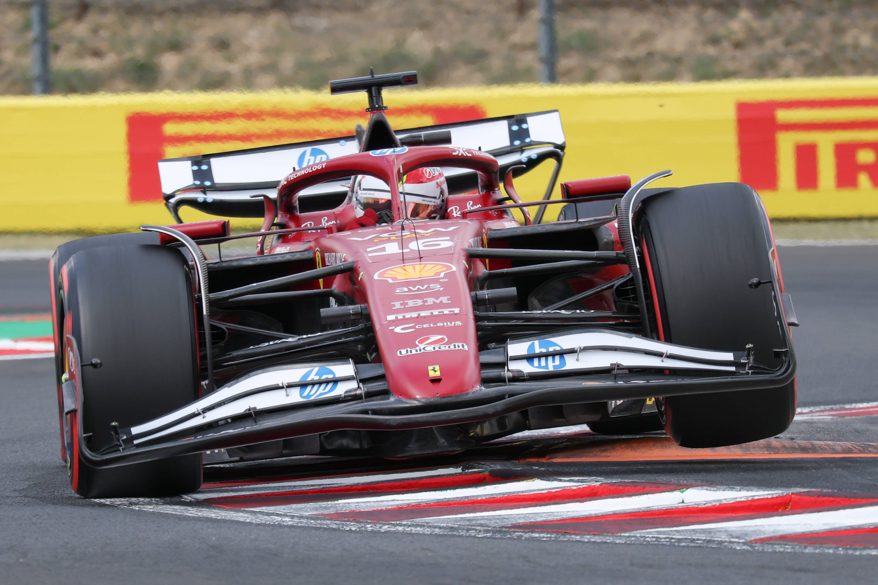 梅赛德斯鏖战法拉利，拉塞尔带队取胜