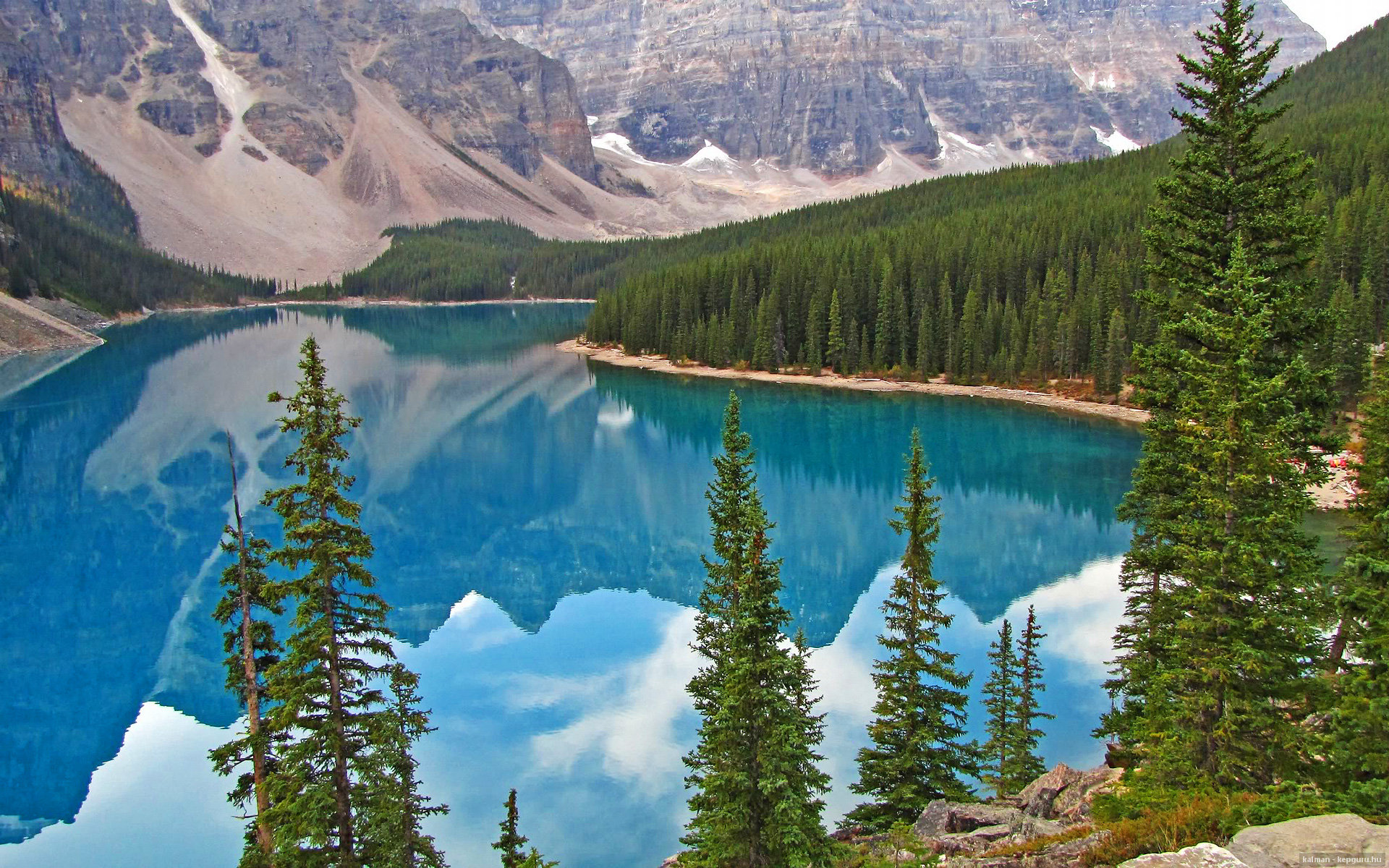 皮克全场主宰，英格兰连珠炮击溃威尔士